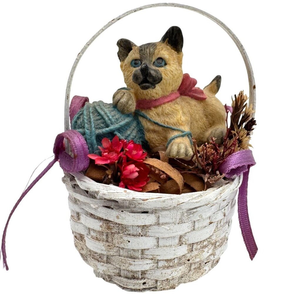 Enesco Siamese Kitten White Wicker Basket Ornament Floral Accents 3"x2" Vtg 80s